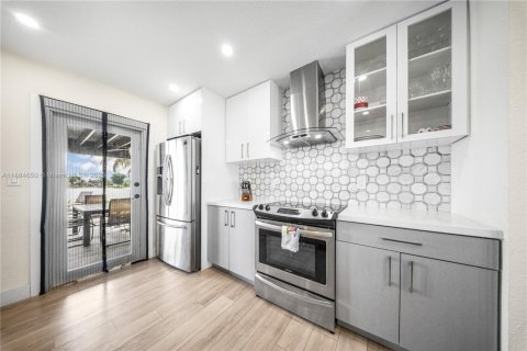 Villa ou maison à vendre à Hialeah, Floride: 4 chambres, 180.23 m2 № 1932625 - photo 6