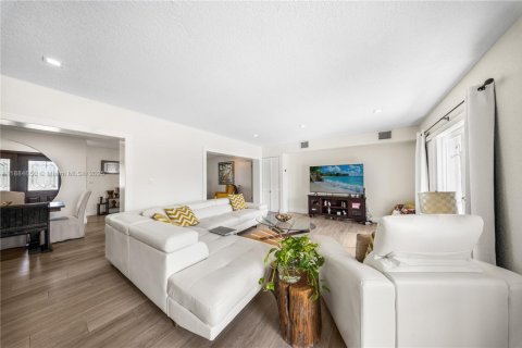 Villa ou maison à vendre à Hialeah, Floride: 4 chambres, 180.23 m2 № 1932625 - photo 13