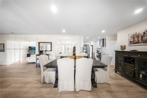 Villa ou maison à vendre à Hialeah, Floride: 4 chambres, 180.23 m2 № 1932625 - photo 12