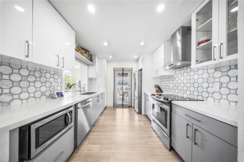 Villa ou maison à vendre à Hialeah, Floride: 4 chambres, 180.23 m2 № 1932625 - photo 5