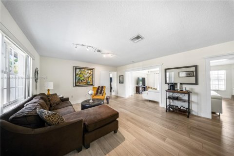 Villa ou maison à vendre à Hialeah, Floride: 4 chambres, 180.23 m2 № 1932625 - photo 8