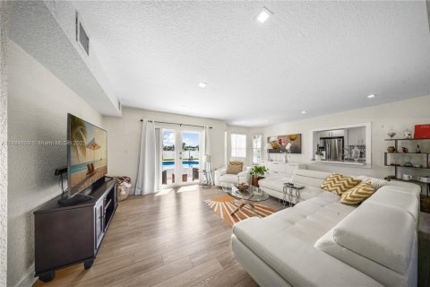 Villa ou maison à vendre à Hialeah, Floride: 4 chambres, 180.23 m2 № 1932625 - photo 15