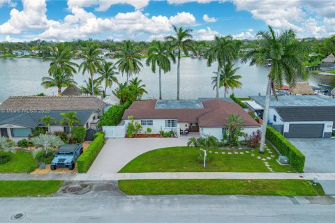 Villa ou maison à vendre à Hialeah, Floride: 4 chambres, 180.23 m2 № 1932625 - photo 1