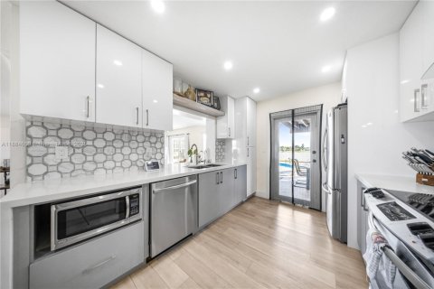 Villa ou maison à vendre à Hialeah, Floride: 4 chambres, 180.23 m2 № 1932625 - photo 7