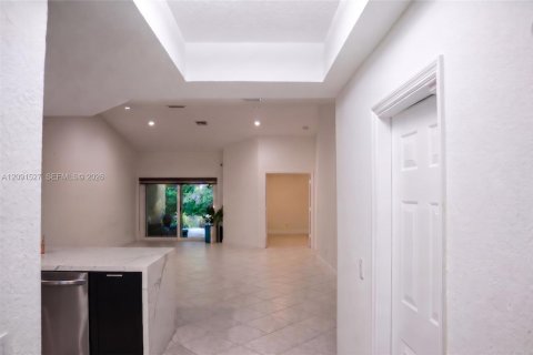 House in Weston, Florida 4 bedrooms, 140.93 sq.m. № 2376452 - photo 2