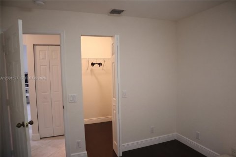House in Weston, Florida 4 bedrooms, 140.93 sq.m. № 2376452 - photo 11