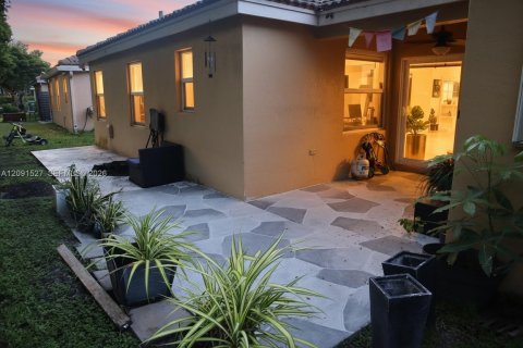 House in Weston, Florida 4 bedrooms, 140.93 sq.m. № 2376452 - photo 8