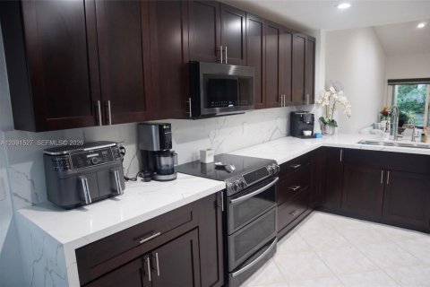 House in Weston, Florida 4 bedrooms, 140.93 sq.m. № 2376452 - photo 5