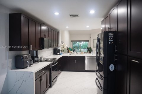 House in Weston, Florida 4 bedrooms, 140.93 sq.m. № 2376452 - photo 4