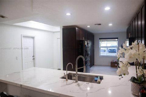House in Weston, Florida 4 bedrooms, 140.93 sq.m. № 2376452 - photo 3