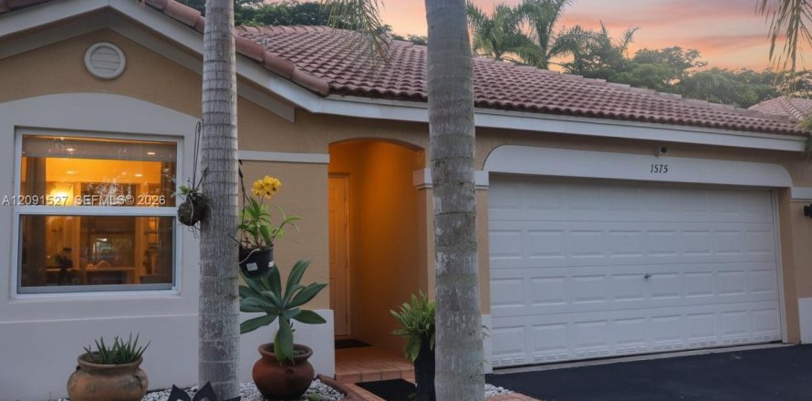 House in Weston, Florida 4 bedrooms, 140.93 sq.m. № 2376452