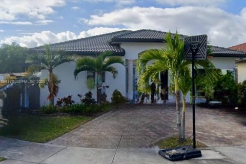 Снять в аренду виллу или дом в Майами, Флорида 4 спальни, 157.93м2, № 1991912 - фото 1