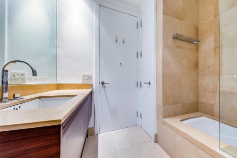 Condominio en alquiler en Miami Beach, Florida, 3 dormitorios, 256.04 m2 № 1992834 - foto 17