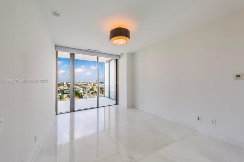 Condominio en alquiler en Miami Beach, Florida, 3 dormitorios, 256.04 m2 № 1992834 - foto 28