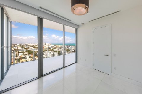 Condominio en alquiler en Miami Beach, Florida, 3 dormitorios, 256.04 m2 № 1992834 - foto 25