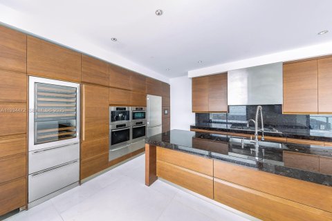 Condominio en alquiler en Miami Beach, Florida, 3 dormitorios, 256.04 m2 № 1992834 - foto 4