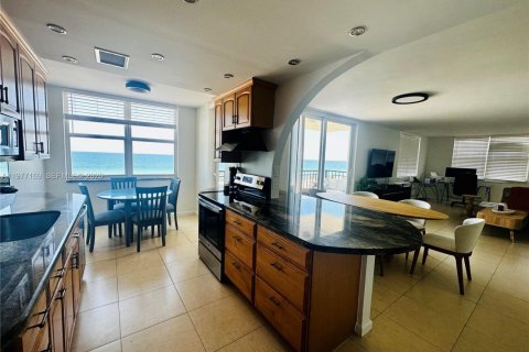Copropriété à louer à Hollywood, Floride: 2 chambres, 134.71 m2 № 2041592 - photo 4