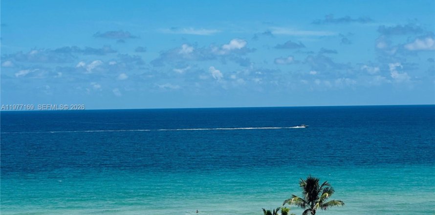 Condo à Hollywood, Floride, 2 chambres  № 2041592