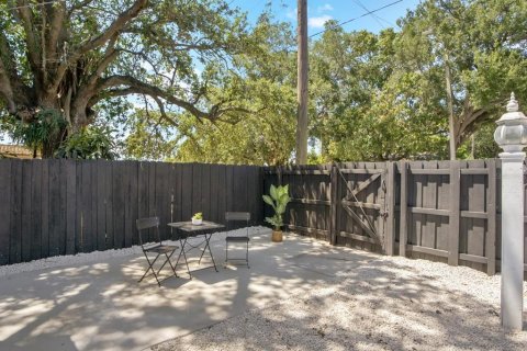 House in Miami, Florida 7 bedrooms, 149.85 sq.m. № 1894210 - photo 5