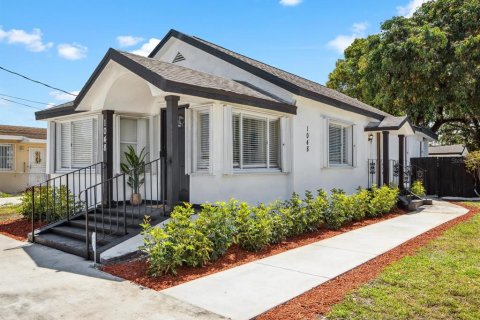 House in Miami, Florida 7 bedrooms, 149.85 sq.m. № 1894210 - photo 3
