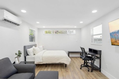House in Miami, Florida 7 bedrooms, 149.85 sq.m. № 1894210 - photo 24
