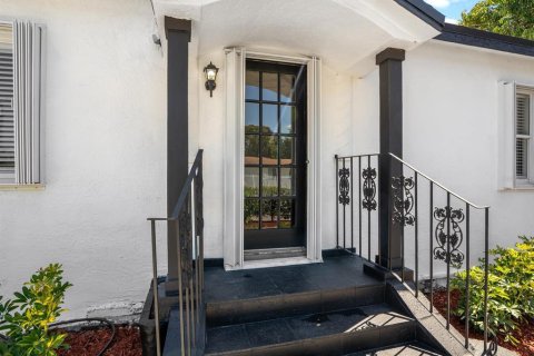 House in Miami, Florida 7 bedrooms, 149.85 sq.m. № 1894210 - photo 2