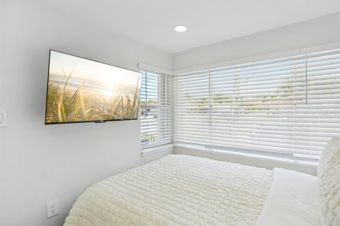 House in Miami, Florida 7 bedrooms, 149.85 sq.m. № 1894210 - photo 8
