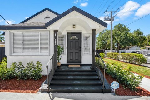 House in Miami, Florida 7 bedrooms, 149.85 sq.m. № 1894210 - photo 1