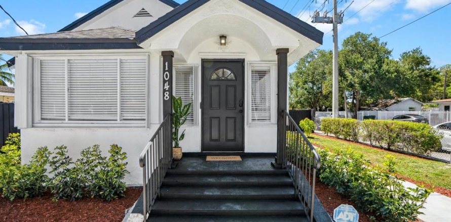 House in Miami, Florida 7 bedrooms, 149.85 sq.m. № 1894210