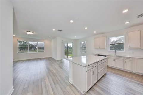 House in Zephyrhills, Florida 4 bedrooms, 169.83 sq.m. № 2396186 - photo 15