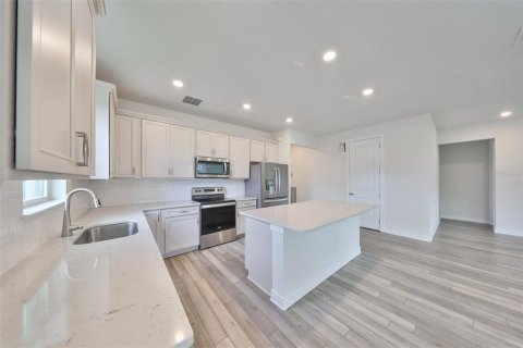 House in Zephyrhills, Florida 4 bedrooms, 169.83 sq.m. № 2396186 - photo 20
