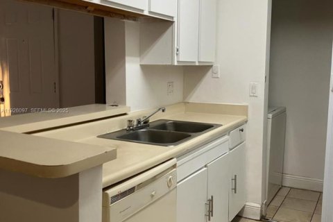 Снять в аренду кондоминиум в Помпано-Бич, Флорида 2 спальни, 83.89м2, № 1984665 - фото 4