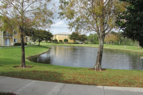 Townhouse in Royal Palm Beach, Florida 2 bedrooms, 102.84 sq.m. № 2088024 - photo 27