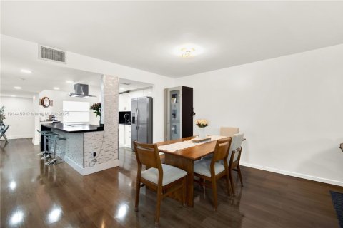 Condominio en venta en Pembroke Pines, Florida, 2 dormitorios, 131.64 m2 № 1970683 - foto 15