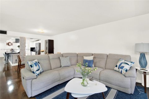 Condominio en venta en Pembroke Pines, Florida, 2 dormitorios, 131.64 m2 № 1970683 - foto 14