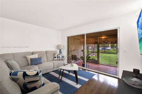 Condominio en venta en Pembroke Pines, Florida, 2 dormitorios, 131.64 m2 № 1970683 - foto 12