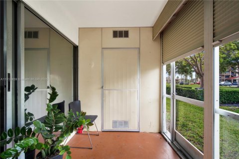 Condominio en venta en Pembroke Pines, Florida, 2 dormitorios, 131.64 m2 № 1970683 - foto 29