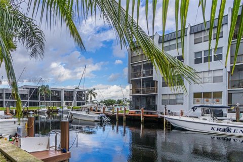 Condo in Pompano Beach, Florida, 2 bedrooms  № 1957044 - photo 2