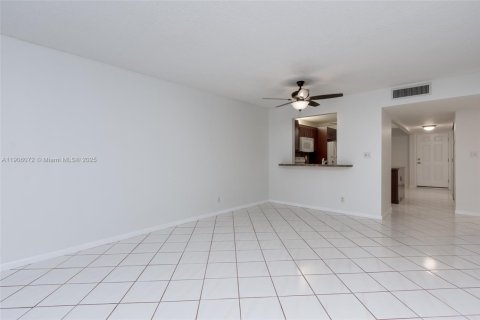 Condo in Pompano Beach, Florida, 2 bedrooms  № 1957044 - photo 16