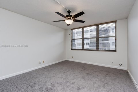 Condo in Pompano Beach, Florida, 2 bedrooms  № 1957044 - photo 23