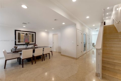 Купить таунхаус в Майами, Флорида 4 спальни, 344.76м2, № 2056768 - фото 4