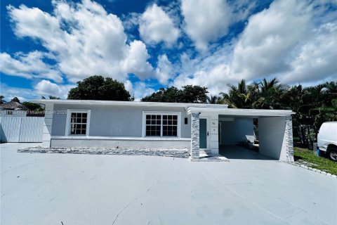House in West Park, Florida 6 bedrooms, 132.48 sq.m. № 1878416 - photo 1