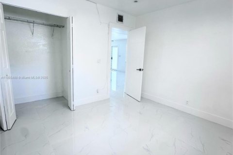 House in West Park, Florida 6 bedrooms, 132.48 sq.m. № 1878416 - photo 7