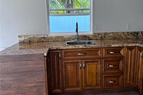 House in West Park, Florida 6 bedrooms, 132.48 sq.m. № 1878416 - photo 19