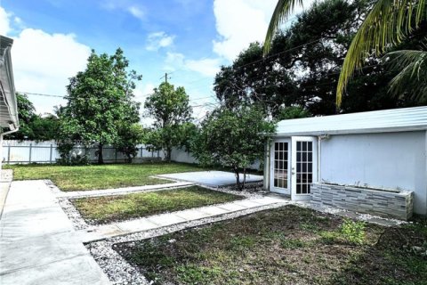 House in West Park, Florida 6 bedrooms, 132.48 sq.m. № 1878416 - photo 21