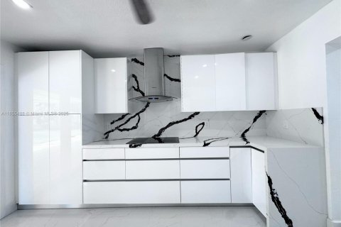 House in West Park, Florida 6 bedrooms, 132.48 sq.m. № 1878416 - photo 15