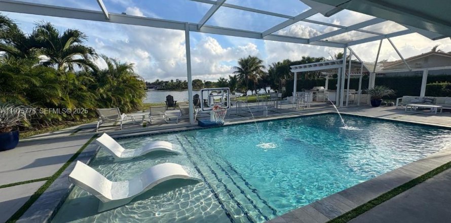 House in Hialeah, Florida 4 bedrooms, 240.34 sq.m. № 1986517