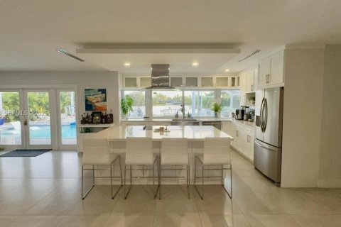 House in Hialeah, Florida 4 bedrooms, 240.34 sq.m. № 1986517 - photo 5
