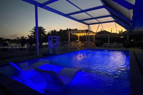 House in Hialeah, Florida 4 bedrooms, 240.34 sq.m. № 1986517 - photo 3