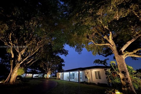 House in Hialeah, Florida 4 bedrooms, 240.34 sq.m. № 1986517 - photo 7